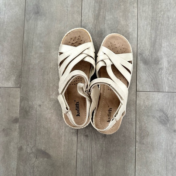 Judith REID Metallic Gold Strappy Sandals Comfort Metallic Golden sz 9 Hook Loop - Picture 16 of 16